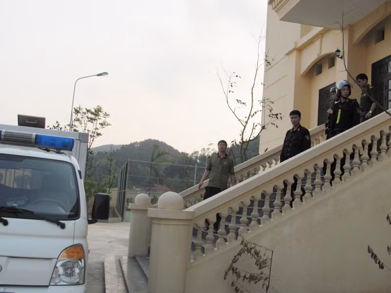 Bị cáo được đưa ra cửa ngách, trong sự bảo vệ nghiêm ngặt