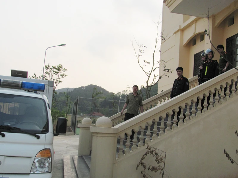 Bị cáo được đưa ra cửa ngách, trong sự bảo vệ nghiêm ngặt