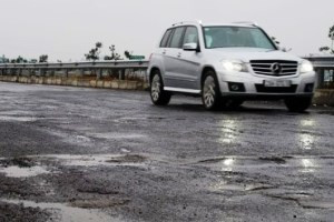 Nhiều tuyến đường vẫn bị lún và phá vỡ kết cấu nền mặt đường. (Ảnh: Việt Hùng/Vietnam+). Nhiều tuyến đường vẫn bị lún và phá vỡ kết cấu nền mặt đường. (Ảnh: Việt Hùng/Vietnam+)