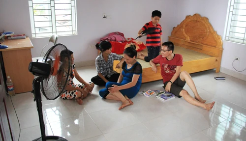 Quang cảnh căn phòng Nguyễn Ngọc Sơn cùng mẹ đang ở trọ miễn phí tại nhà vợ chồng anh Tuấn, chị Sang. Ảnh: Trường Phong