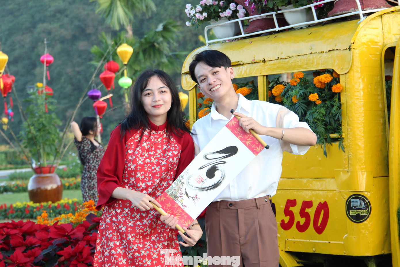 Biết thông tin về vườn hoa xuân trên facebook, hai bạn trẻ Nguyễn Hoài Thông (trường Đại học Ngoại ngữ - Đại học Đà Nẵng) và Nguyễn Thị Hải Yến (trường Đại học Duy Tân) hào hứng tìm đến chụp ảnh, quay video. Thông và Yến rất háo hức quảng bá, chia sẻ những khoảnh khắc đẹp về Đà Nẵng, đặc biệt là những điểm đến mới với bạn bè gần xa. "Vườn hoa có không gian rất thoáng đãng với tiểu cảnh, vườn hoa được trang trí rực rỡ, ngập không khí Tết. Vị trí này cũng rất thuận lợi cho người dân tìm đến và tham quan, chụp ảnh", Yến nói.