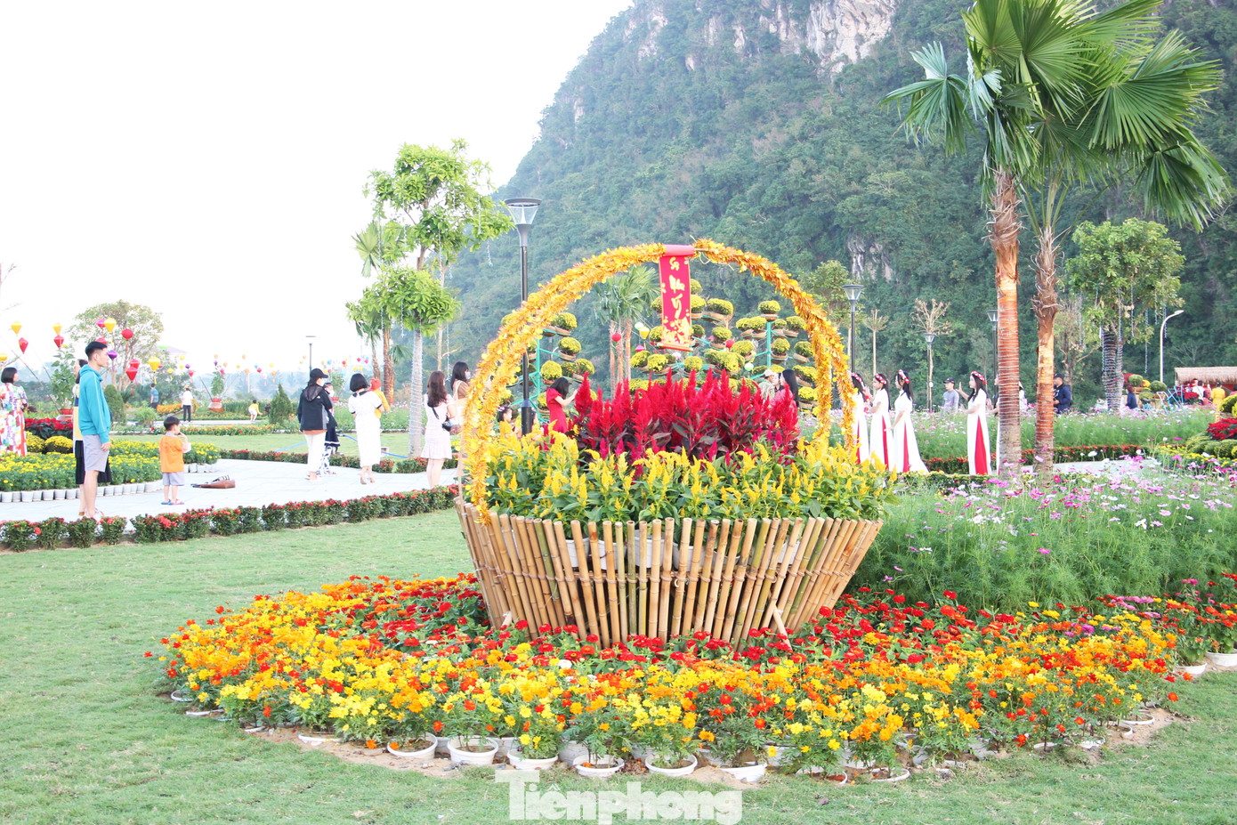 Theo ông Phan Đình Thuận (phụ trách quản lý công trình), để đảm bảo tiến độ, hơn 100 công nhân làm việc hối hả xuyên suốt 20 ngày đêm. Bên cạnh đó, lực lượng thi công cũng điều động 10 xe chuyên dụng để san lấp mặt bằng.