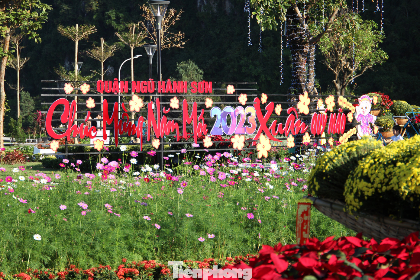 Bên cạnh đó, dịp Tết Nguyên đán Quý Mão, khu vực này cũng được bố trí các tiểu cảnh mang đậm bản sắc Tết truyền thống như: mô hình xe lam và xe xích lô chở hoa, mái tranh xưa, đôi câu đối đỏ, cặp bánh chưng - bánh tét…