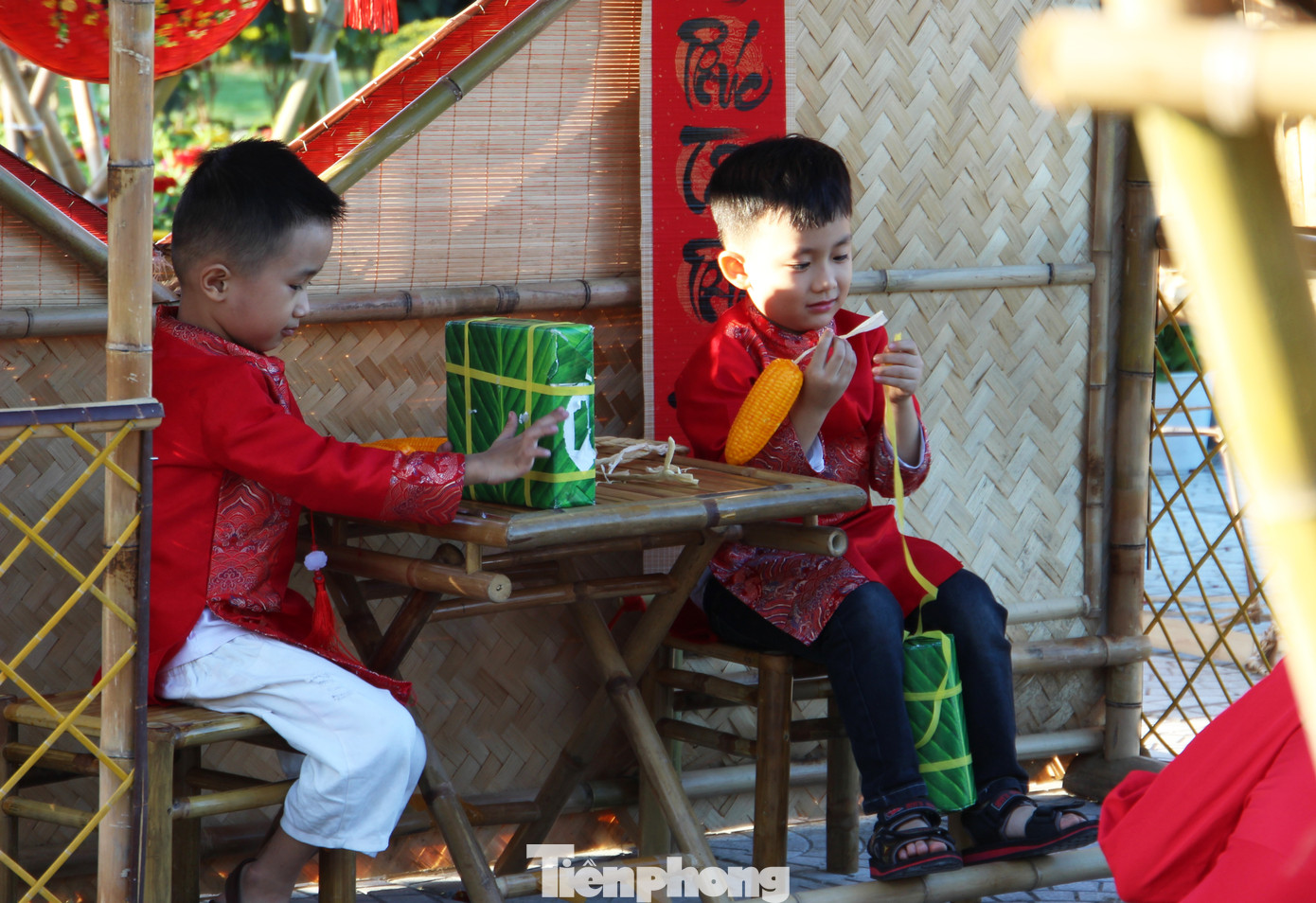 Những tiểu cảnh được trang trí ngập sắc Xuân truyền thống với bánh chưng xanh, câu đối đỏ... được các em nhỏ yêu thích. Nhiều gia đình đưa con đến chụp ảnh trong trang phục áo dài để lưu lại những khoảnh khắc rực rỡ chào năm mới.