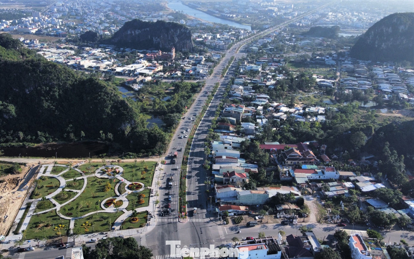 Những ngày này, vườn hoa xuân dưới chân ngọn Thủy Sơn (Danh thắng Ngũ Hành Sơn) thu hút giới trẻ Đà Nẵng đến vui chơi, lưu lại những khoảnh khắc đẹp trong năm mới. Ảnh: Giang Thanh