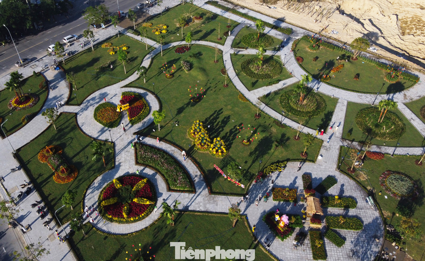 Điểm "check in" mới này tọa lạc tại nút giao Lê Văn Hiến – Phạm Hữu Nhật (phường Hòa Hải, quận Ngũ Hành Sơn, TP Đà Nẵng). Công trình đang được gấp rút hoàn thiện để phục vụ người dân dịp Tết.