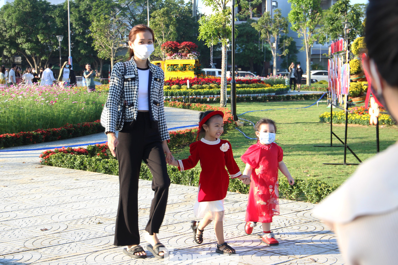 Dù vẫn chưa hoàn thiện nhưng vườn hoa vẫn thu hút rất đông gia đình trẻ, các bạn trẻ... đến tham quan, chụp hình check in dịp Tết.