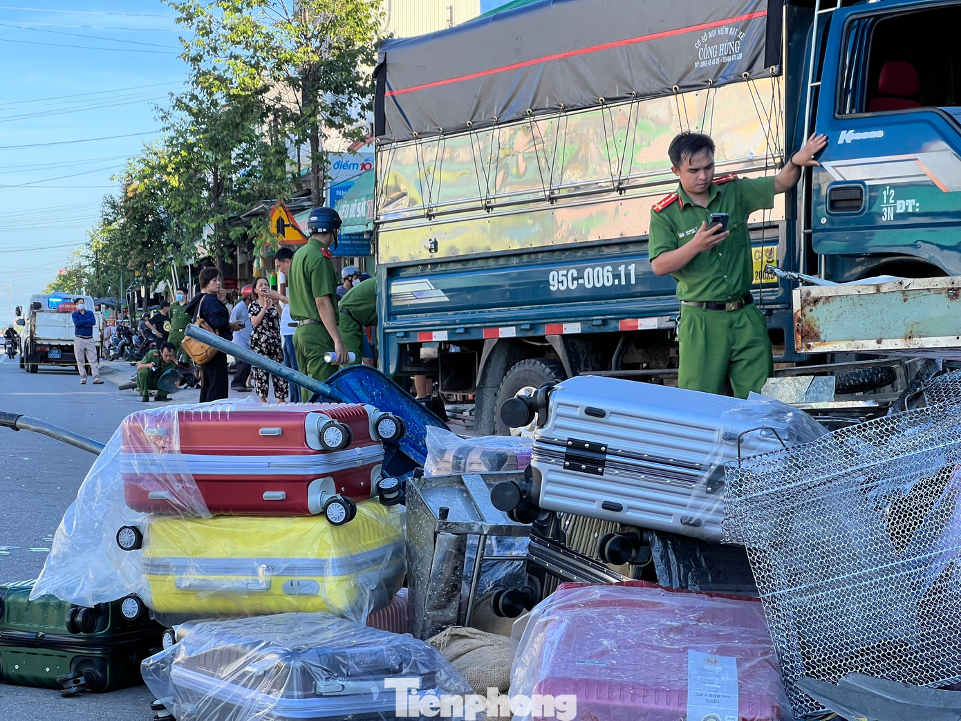 Sau cú va chạm, đồ đạc trong cửa hàng bị tông trúng, văng la liệt ở trên vỉa hè, dưới lòng đường, một số xe máy đang đỗ trên vỉa hè cũng bị xô đổ. Sau cú va chạm, đồ đạc trong cửa hàng bị tông trúng, văng la liệt ở trên vỉa hè, dưới lòng đường, một số xe máy đang đỗ trên vỉa hè cũng bị xô đổ.