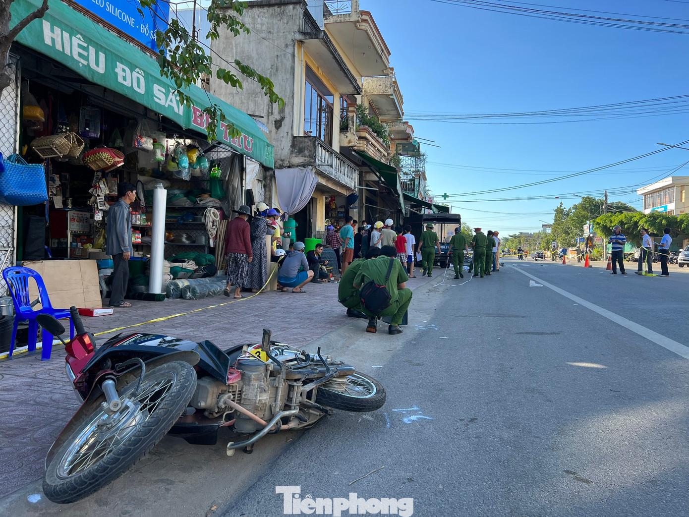 Chiếc xe máy đang dừng bên vệ đường bị ô tô tải tông trúng, sau đó, ô tô tải lao thẳng vào nhà dân Chiếc xe máy đang dừng bên vệ đường bị ô tô tải tông trúng, sau đó, ô tô tải lao thẳng vào nhà dân