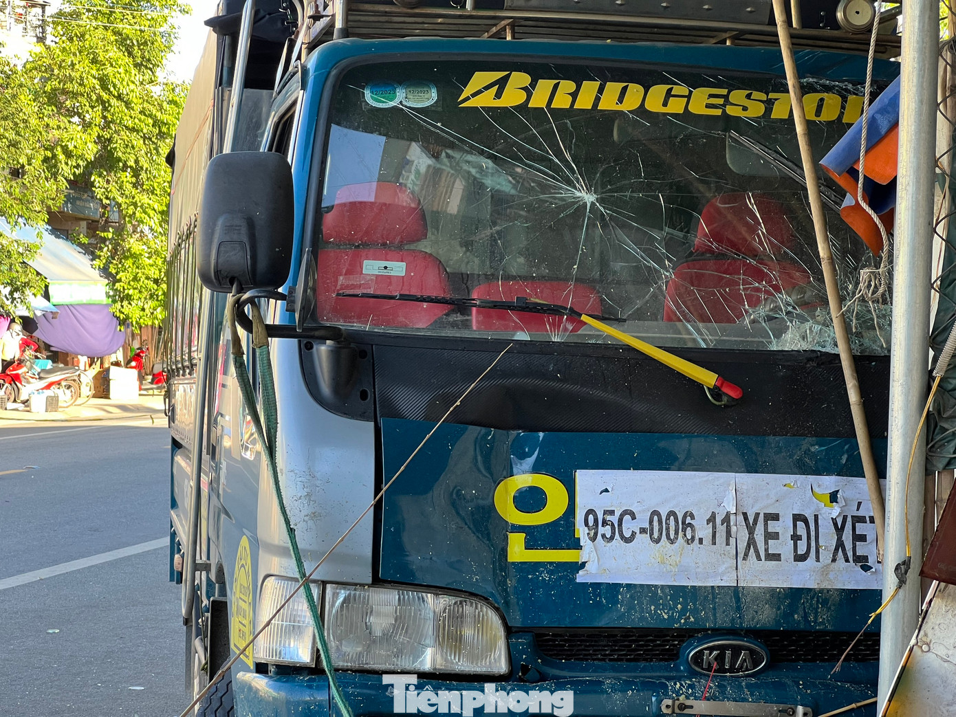 Sau cú va chạm, đồ đạc trong cửa hàng bị tông trúng, văng la liệt ở trên vỉa hè, dưới lòng đường, một số xe máy đang đỗ trên vỉa hè cũng bị xô đổ. Sau cú va chạm, đồ đạc trong cửa hàng bị tông trúng, văng la liệt ở trên vỉa hè, dưới lòng đường, một số xe máy đang đỗ trên vỉa hè cũng bị xô đổ.