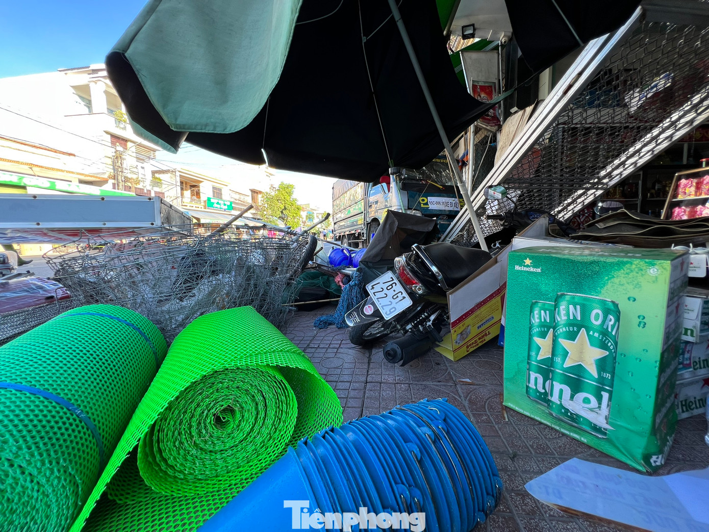 Sau cú va chạm, đồ đạc trong cửa hàng bị tông trúng, văng la liệt ở trên vỉa hè, dưới lòng đường, một số xe máy đang đỗ trên vỉa hè cũng bị xô đổ. Sau cú va chạm, đồ đạc trong cửa hàng bị tông trúng, văng la liệt ở trên vỉa hè, dưới lòng đường, một số xe máy đang đỗ trên vỉa hè cũng bị xô đổ.