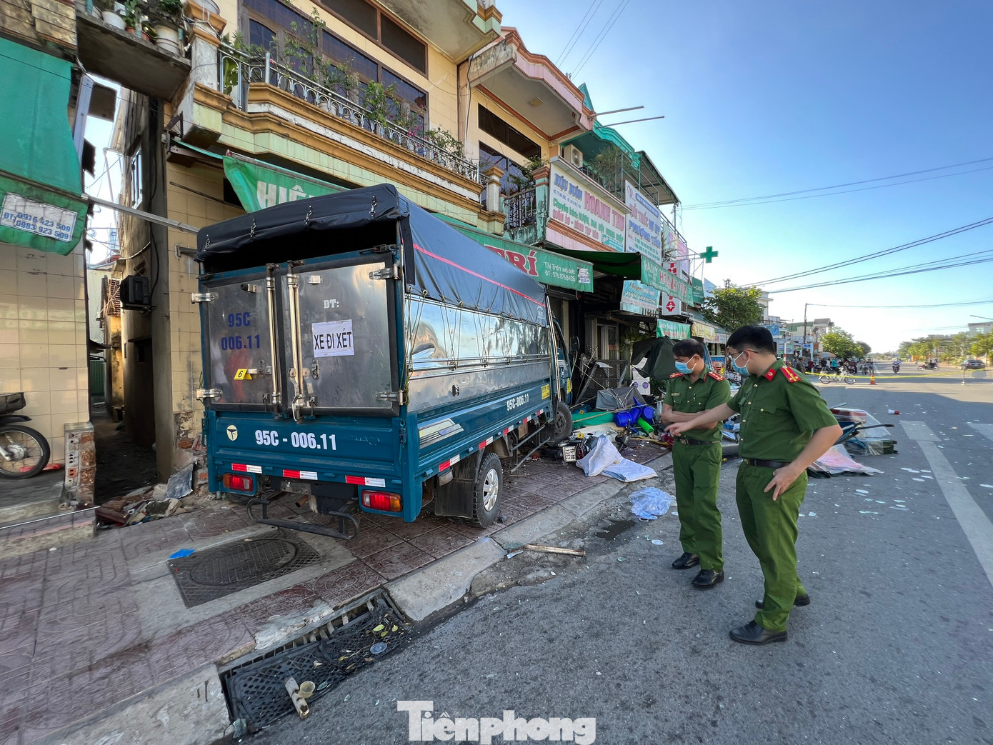 Chiếc ô tô tải mang BKS 95C-006.11 vẫn mắc kẹt trong cửa hàng sau khi gây tai nạn. Chiếc ô tô tải mang BKS 95C-006.11 vẫn mắc kẹt trong cửa hàng sau khi gây tai nạn.