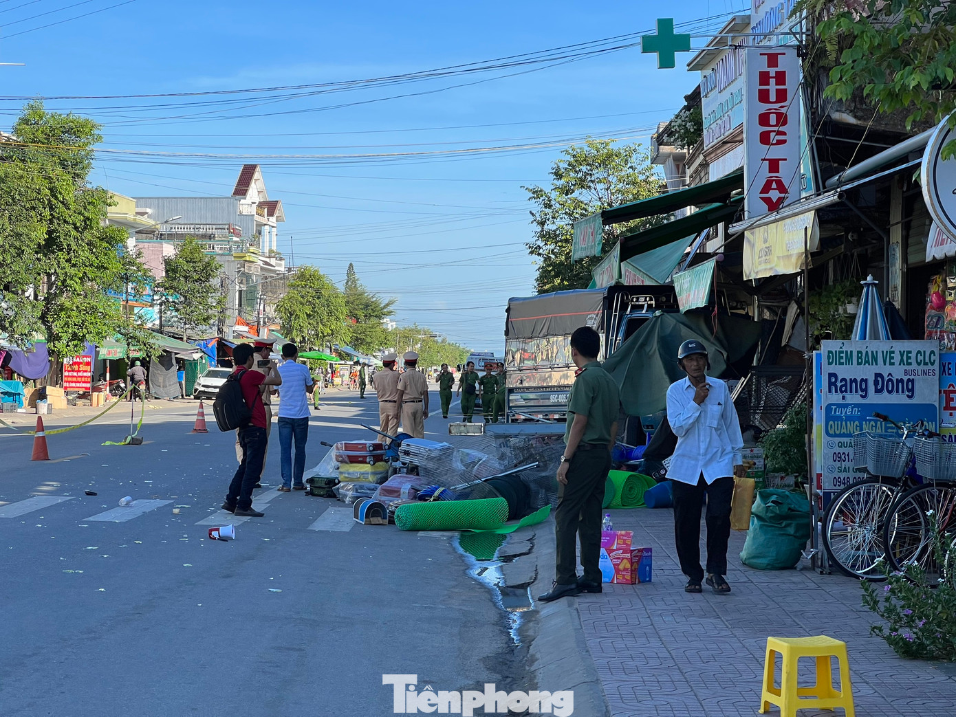 Lực lượng chức năng tỉnh Quảng Ngãi phong tỏa hiện trường để điều tra vụ việc. Ảnh: Nguyễn Ngọc. Lực lượng chức năng tỉnh Quảng Ngãi phong tỏa hiện trường để điều tra vụ việc. Ảnh: Nguyễn Ngọc.