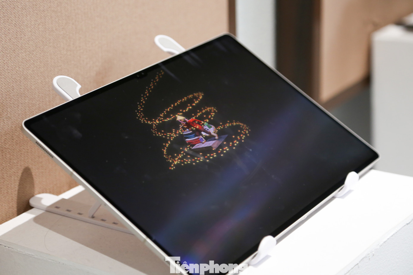 Việc kết hợp giữa công nghệ và nghệ thuật mang lại góc nhìn văn hóa mới mẻ cho các bạn trẻ, tạo nên những trải nghiệm "có một không hai". Việc kết hợp giữa công nghệ và nghệ thuật mang lại góc nhìn văn hóa mới mẻ cho các bạn trẻ, tạo nên những trải nghiệm "có một không hai".