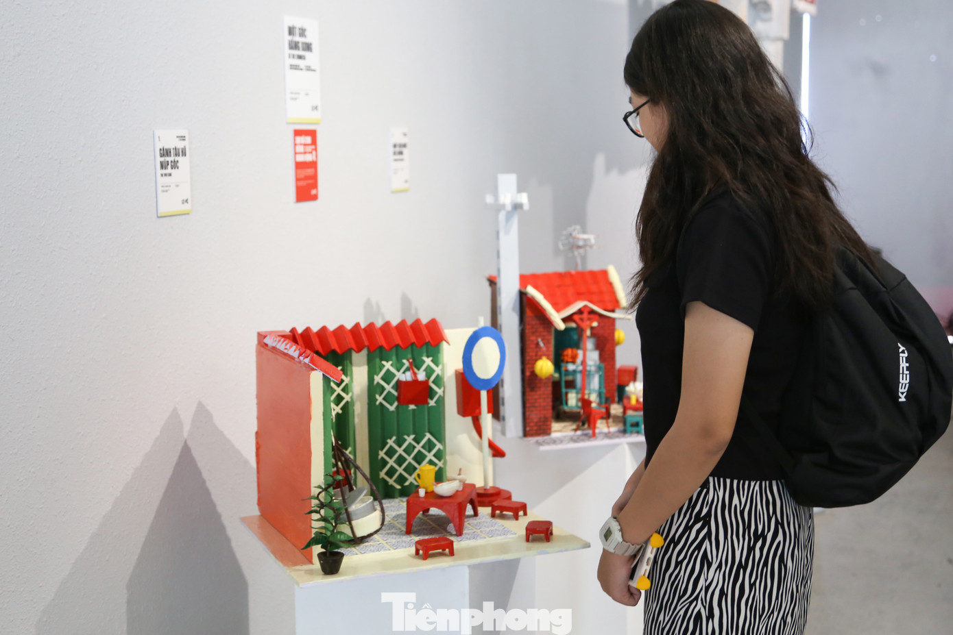 Hình ảnh những gánh hàng rong được thể hiện bằng mô hình 3D thu nhỏ với những chi tiết tỉ mỉ, công phu như bàn ghế, quang gánh, xe bán hàng, chén bát... Hình ảnh những gánh hàng rong được thể hiện bằng mô hình 3D thu nhỏ với những chi tiết tỉ mỉ, công phu như bàn ghế, quang gánh, xe bán hàng, chén bát...