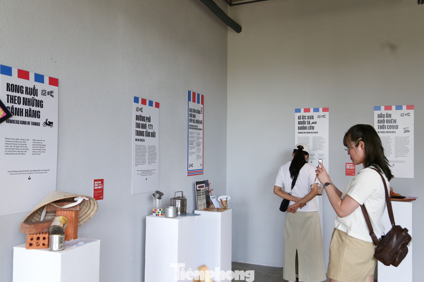 Với sự kết hợp độc đáo giữa công nghệ và nghệ thuật, triển lãm Rong - Rao thu hút đông đảo giới trẻ Đà thành đến tham quan, trải nghiệm để tìm về những mảnh ký ức đã lùi vào muôn năm cũ của thành phố năng động, trẻ trung này. Với sự kết hợp độc đáo giữa công nghệ và nghệ thuật, triển lãm Rong - Rao thu hút đông đảo giới trẻ Đà thành đến tham quan, trải nghiệm để tìm về những mảnh ký ức đã lùi vào muôn năm cũ của thành phố năng động, trẻ trung này.