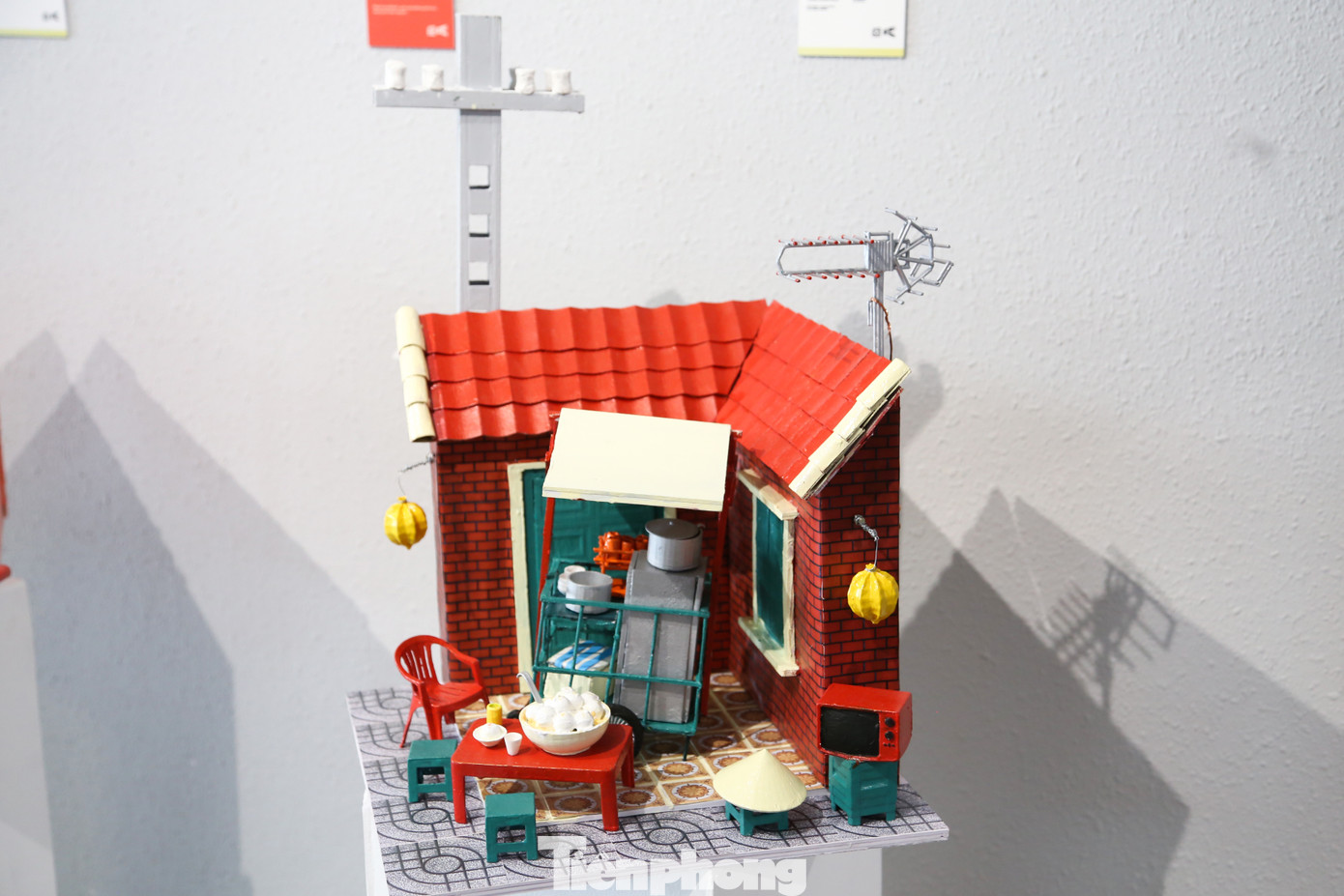 Hình ảnh những gánh hàng rong được thể hiện bằng mô hình 3D thu nhỏ với những chi tiết tỉ mỉ, công phu như bàn ghế, quang gánh, xe bán hàng, chén bát... Hình ảnh những gánh hàng rong được thể hiện bằng mô hình 3D thu nhỏ với những chi tiết tỉ mỉ, công phu như bàn ghế, quang gánh, xe bán hàng, chén bát...