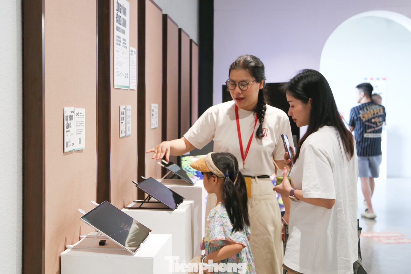 Trong hành trình của Rong – Rao, các bạn trẻ có thể bắt gặp những lát cắt quen thuộc về nghề bán hàng rong qua 16 khu vực trưng bày như: Khởi sự đi rong, Soi, Lòng vòng hàng rong, Nhà hàng Rong Rao, Tầng tầng lớp lớp… Trong hành trình của Rong – Rao, các bạn trẻ có thể bắt gặp những lát cắt quen thuộc về nghề bán hàng rong qua 16 khu vực trưng bày như: Khởi sự đi rong, Soi, Lòng vòng hàng rong, Nhà hàng Rong Rao, Tầng tầng lớp lớp…