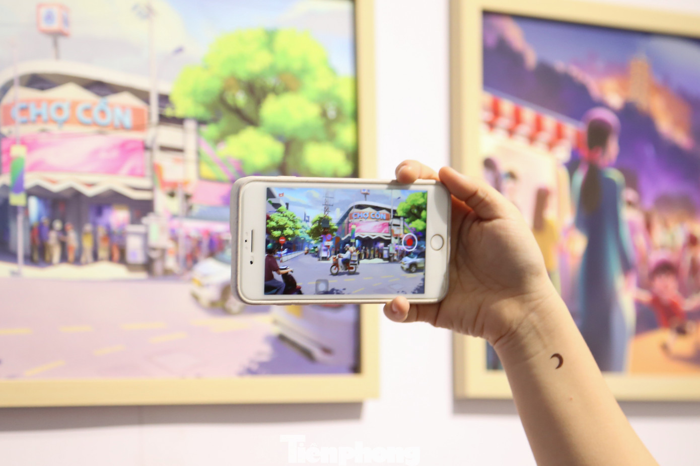 Những gánh hàng rong hiện ra sinh động với hình ảnh 3D trong không gian hay những tiếng rao văng vẳng qua những bức tranh khiến khách tham quan thích thú. Những gánh hàng rong hiện ra sinh động với hình ảnh 3D trong không gian hay những tiếng rao văng vẳng qua những bức tranh khiến khách tham quan thích thú.