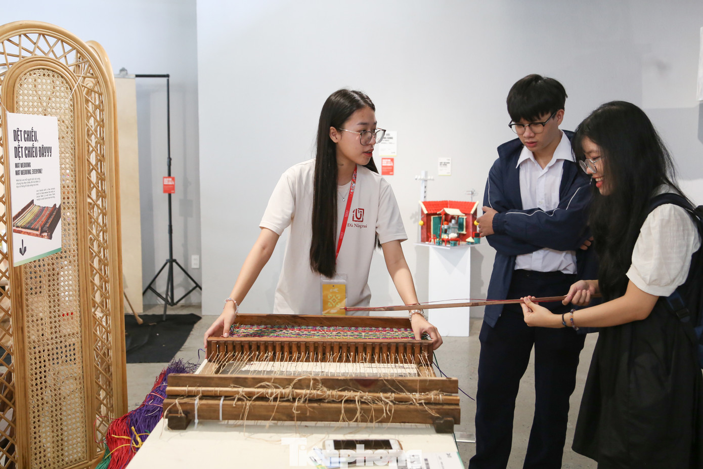 Nghề dệt chiếu gắn liền với những xe hàng rong bán chiếu cũng được các nghệ sĩ trẻ dựng lại với khung dệt chiếu tỉ lệ 1:2, mô hình 3D làng chiếu Bàn Thạch (tỉnh Quảng Nam)... Các bạn học sinh, sinh viên có thể tự tay trải nghiệm dệt chiếu với những sợi cói rực rỡ sắc màu từ làng chiếu Cẩm Nê (Đà Nẵng). Nghề dệt chiếu gắn liền với những xe hàng rong bán chiếu cũng được các nghệ sĩ trẻ dựng lại với khung dệt chiếu tỉ lệ 1:2, mô hình 3D làng chiếu Bàn Thạch (tỉnh Quảng Nam)... Các bạn học sinh, sinh viên có thể tự tay trải nghiệm dệt chiếu với những sợi cói rực rỡ sắc màu từ làng chiếu Cẩm Nê (Đà Nẵng).