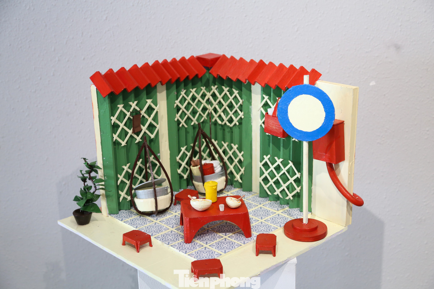 Hình ảnh những gánh hàng rong được thể hiện bằng mô hình 3D thu nhỏ với những chi tiết tỉ mỉ, công phu như bàn ghế, quang gánh, xe bán hàng, chén bát... Hình ảnh những gánh hàng rong được thể hiện bằng mô hình 3D thu nhỏ với những chi tiết tỉ mỉ, công phu như bàn ghế, quang gánh, xe bán hàng, chén bát...