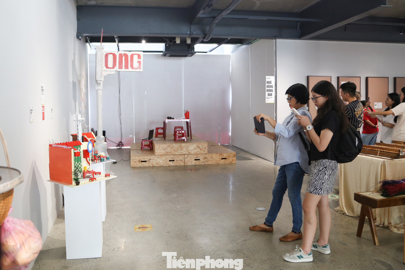 Hình ảnh những gánh hàng rong được thể hiện bằng mô hình 3D thu nhỏ với những chi tiết tỉ mỉ, công phu như bàn ghế, quang gánh, xe bán hàng, chén bát... Hình ảnh những gánh hàng rong được thể hiện bằng mô hình 3D thu nhỏ với những chi tiết tỉ mỉ, công phu như bàn ghế, quang gánh, xe bán hàng, chén bát...