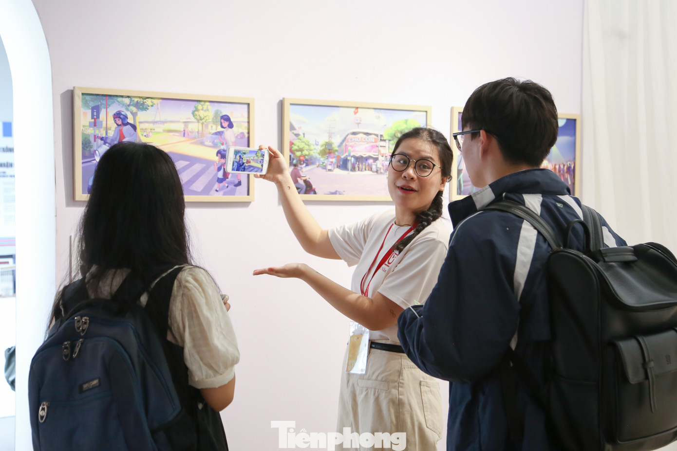 Với điện thoại thông minh, các bạn trẻ dễ dàng xem, nghe và cảm nhận các tác phẩm nghệ thuật một cách độc đáo, chân thực với sự hỗ trợ của công nghệ. Với điện thoại thông minh, các bạn trẻ dễ dàng xem, nghe và cảm nhận các tác phẩm nghệ thuật một cách độc đáo, chân thực với sự hỗ trợ của công nghệ.