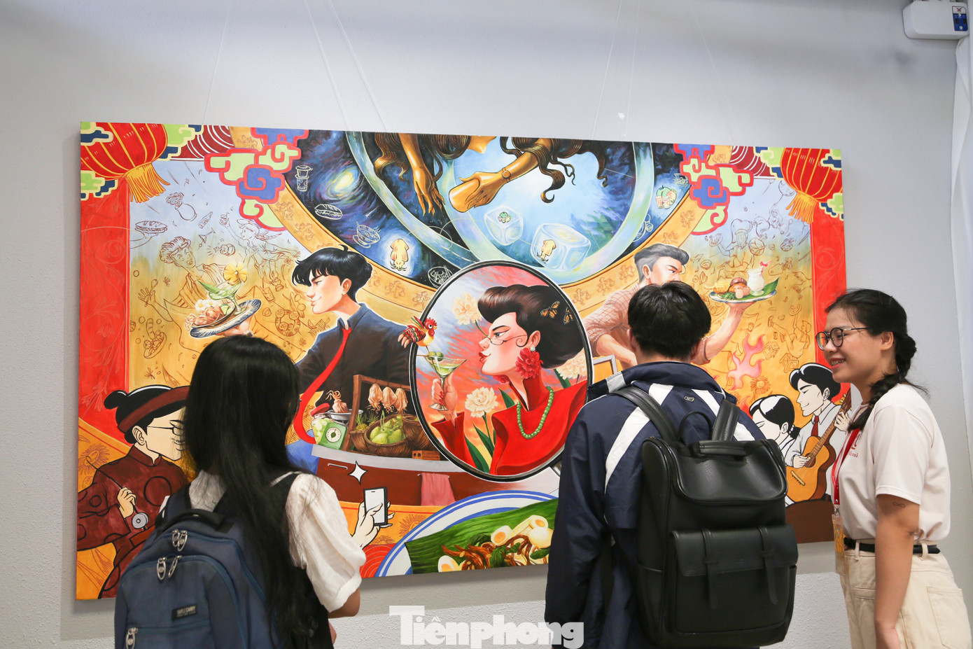 Theo bạn Nguyễn Thị Ánh Minh (Quản lý nội dung và sự kiện triển lãm Rong – Rao), tiếng rao và gánh hàng rong - một nét văn hóa vốn luôn nằm ngay góc đường, trong kiệt hẻm, trước thềm nhà, nay lại chênh vênh đứng giữa hai chiều quên nhớ. "Với những nỗ lực của mình, thông qua nghệ thuật và công nghệ, chúng tôi mong muốn khơi gợi lại nét văn hóa độc đáo này trong lòng mỗi người dân Đà Nẵng”, Minh nói. Theo bạn Nguyễn Thị Ánh Minh (Quản lý nội dung và sự kiện triển lãm Rong – Rao), tiếng rao và gánh hàng rong - một nét văn hóa vốn luôn nằm ngay góc đường, trong kiệt hẻm, trước thềm nhà, nay lại chênh vênh đứng giữa hai chiều quên nhớ. "Với những nỗ lực của mình, thông qua nghệ thuật và công nghệ, chúng tôi mong muốn khơi gợi lại nét văn hóa độc đáo này trong lòng mỗi người dân Đà Nẵng”, Minh nói.