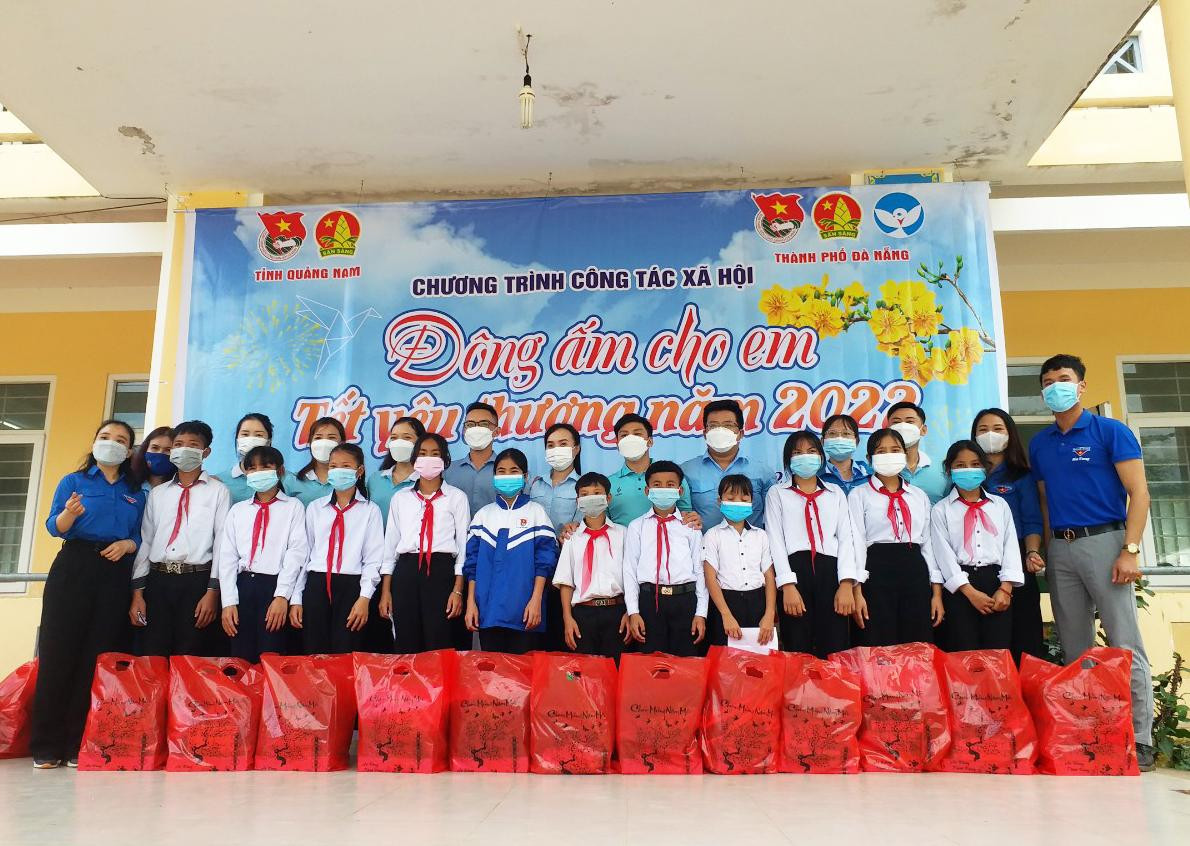 Thành Đoàn - Hội đồng Đội trao học bổng, quà Tết cho các em thiếu nhi dân tộc thiểu số, có hoàn cảnh khó khăn ở huyện miền núi Phước Sơn (Quảng Nam) Thành Đoàn - Hội đồng Đội trao học bổng, quà Tết cho các em thiếu nhi dân tộc thiểu số, có hoàn cảnh khó khăn ở huyện miền núi Phước Sơn (Quảng Nam)