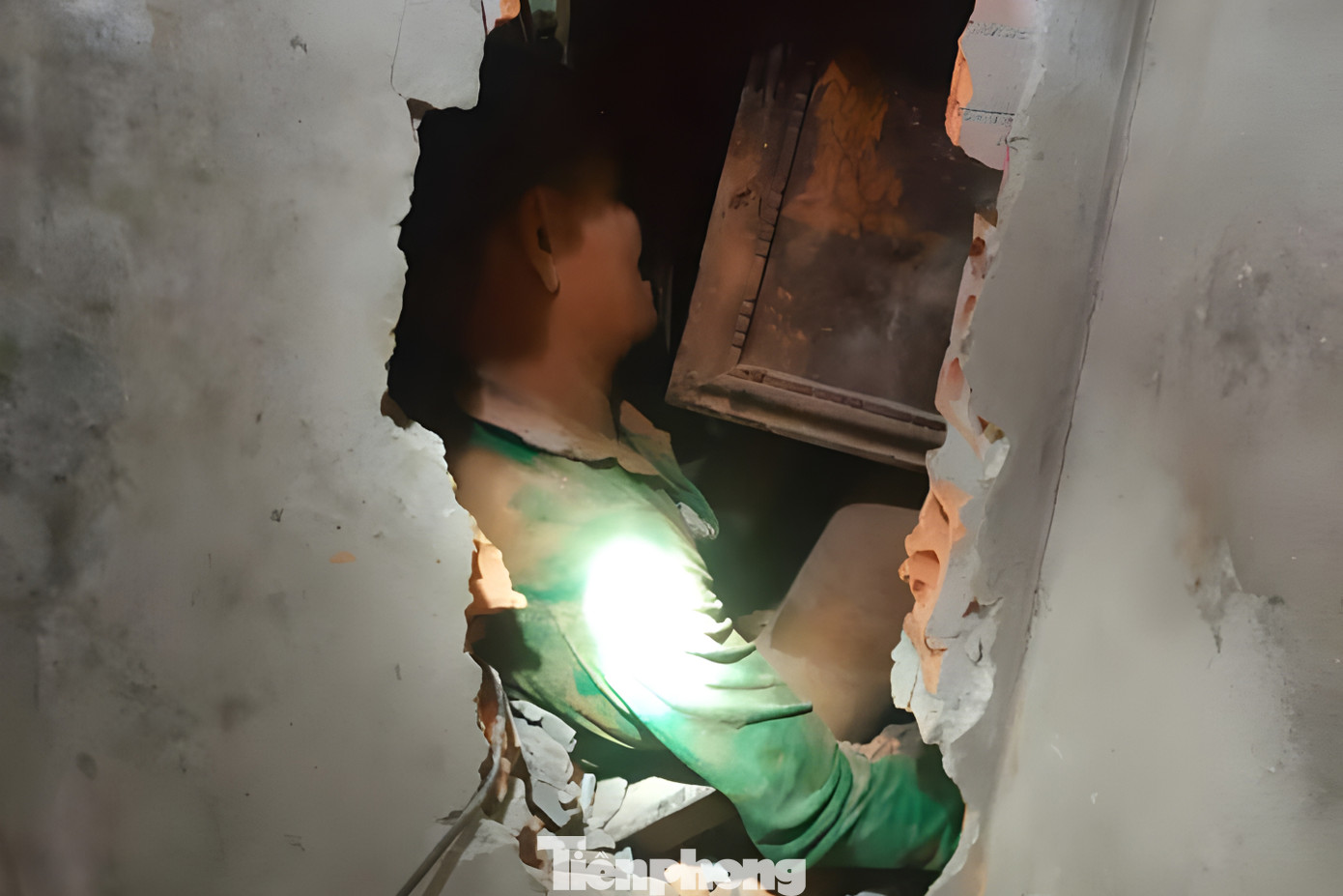 Phá tường để cứu hộ người dân bị mắc kẹt trong đất đá