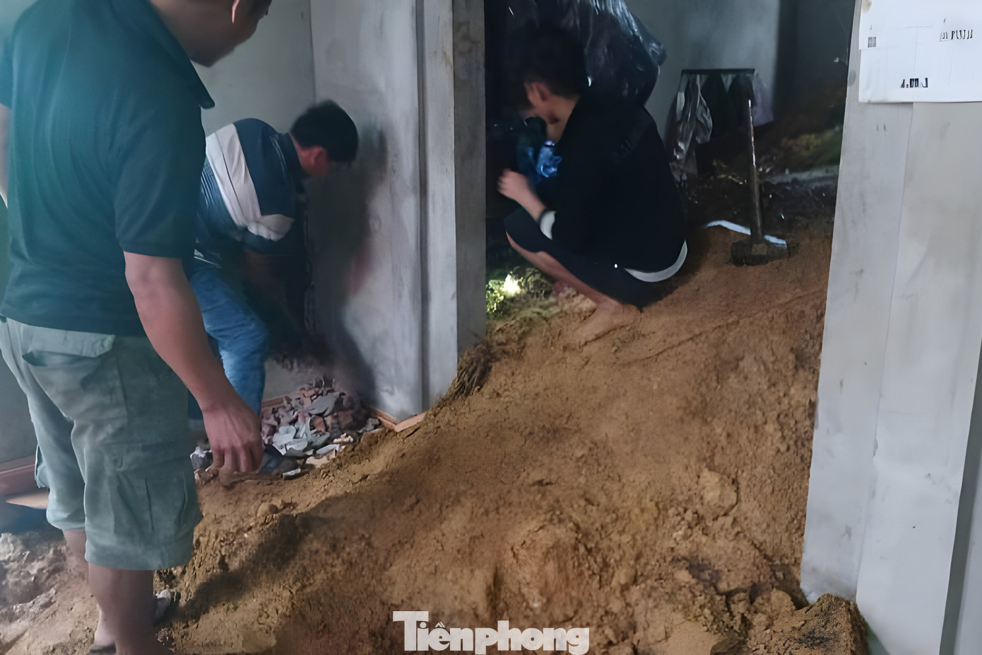 Lực lượng chức năng giải cứu hai vợ chồng mắc kẹt trong đống đất đá sạt lở