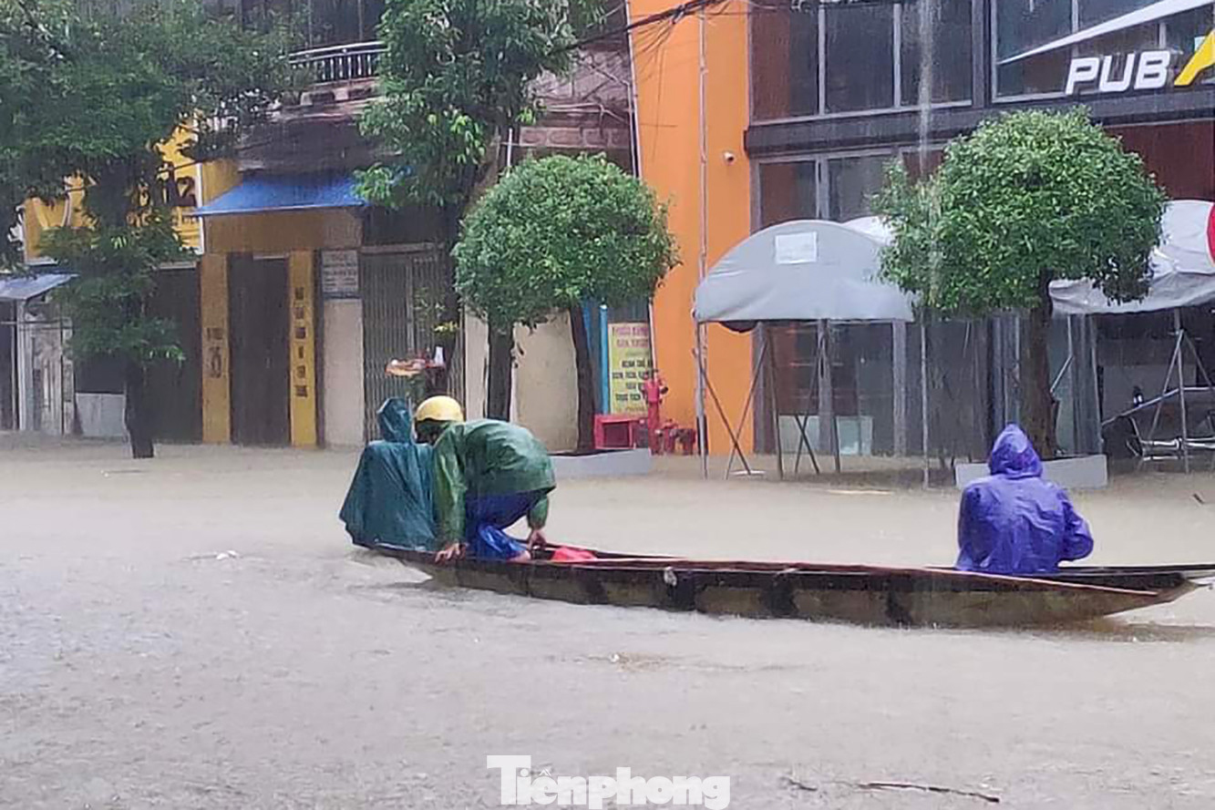 Trong khu vực trung tâm TP Huế, nhiều đoạn ngập sâu, người dân phải di chuyển bằng thuyền