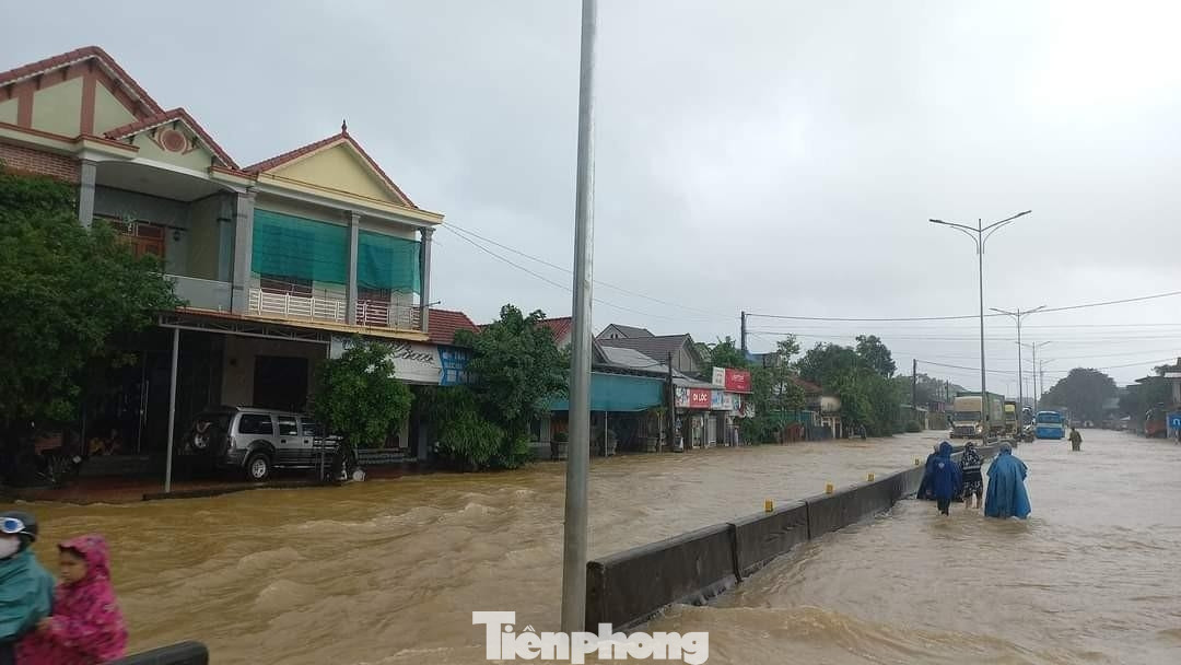 Tuyến Quốc lộ 1 qua Thừa Thiên Huế bị ngập sâu gây ách tắc giao thông