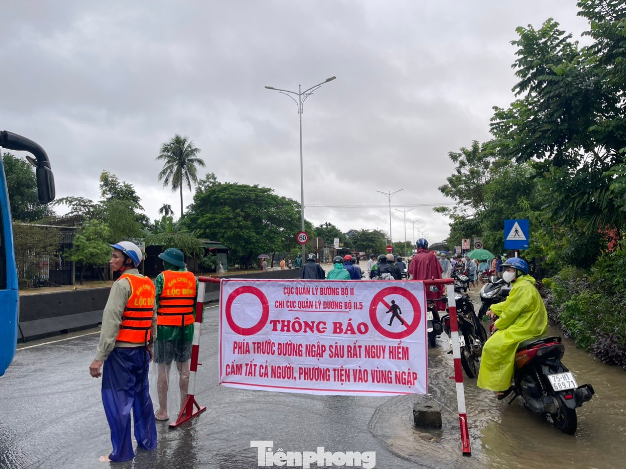 Lực lượng chức năng đặt biển cảnh báo cấm phương tiện lưu thông qua đoạn đường ngập lụt