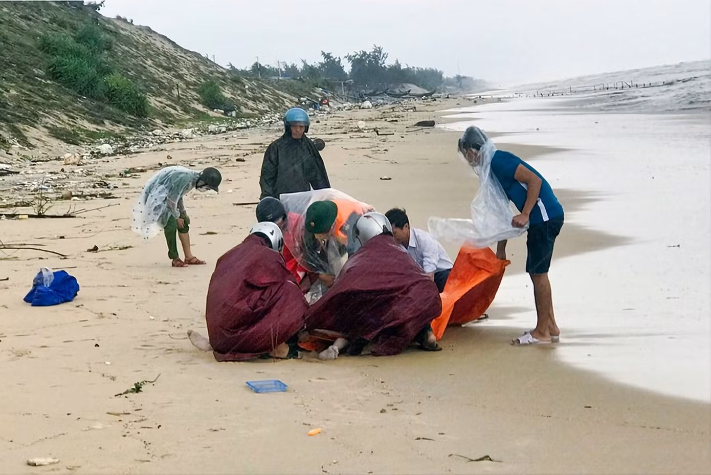 Phát hiện thi thể nữ giới trôi dạt vào bờ biển Thừa Thiên Huế ảnh 1 Phát hiện thi thể nữ giới trôi dạt vào bờ biển Thừa Thiên Huế ảnh 1