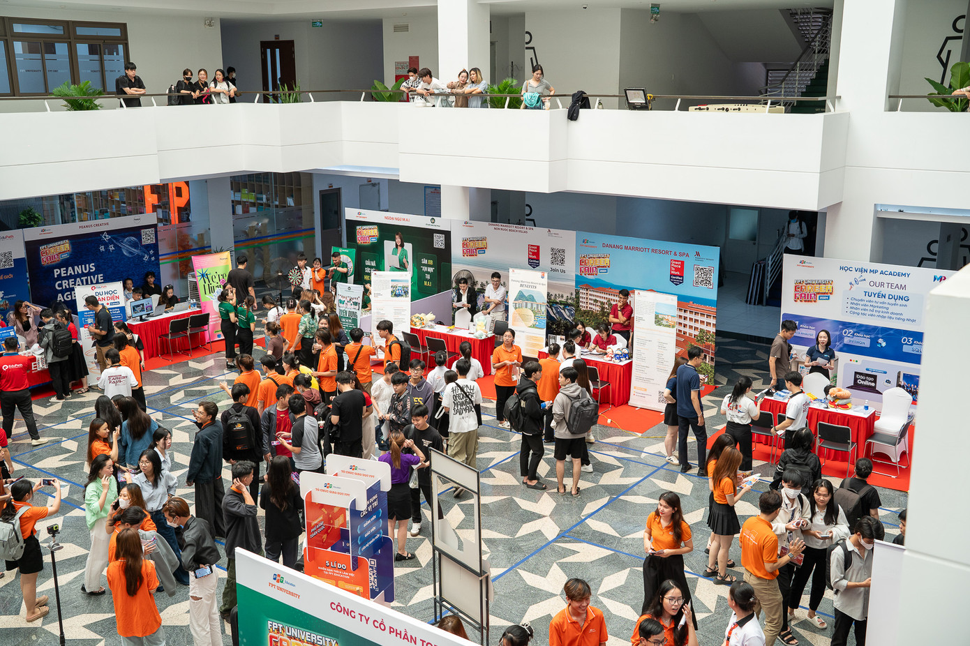 Các gian hàng tuyển dụng của hơn 40 doanh nghiệp luôn tấp nập, đông đúc sinh viên trong Ngày hội việc làm FPTU Career Fair 2024