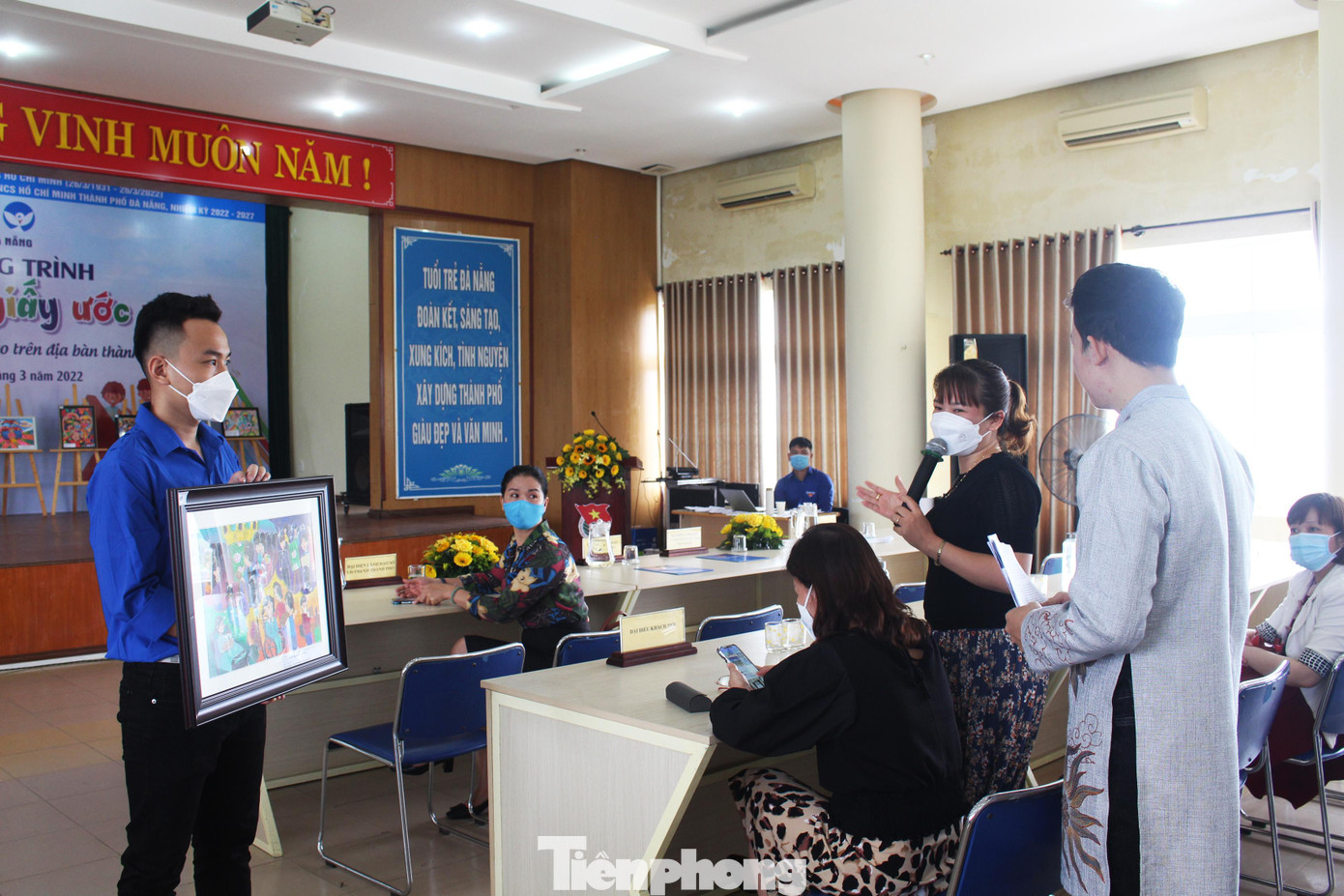 Các mạnh thường quân, phụ huynh, giáo viên nhiệt tình tham gia đấu giá các bức tranh đạt giải. Mức giá khởi điểm cho mỗi bức tranh là 1 triệu đồng.