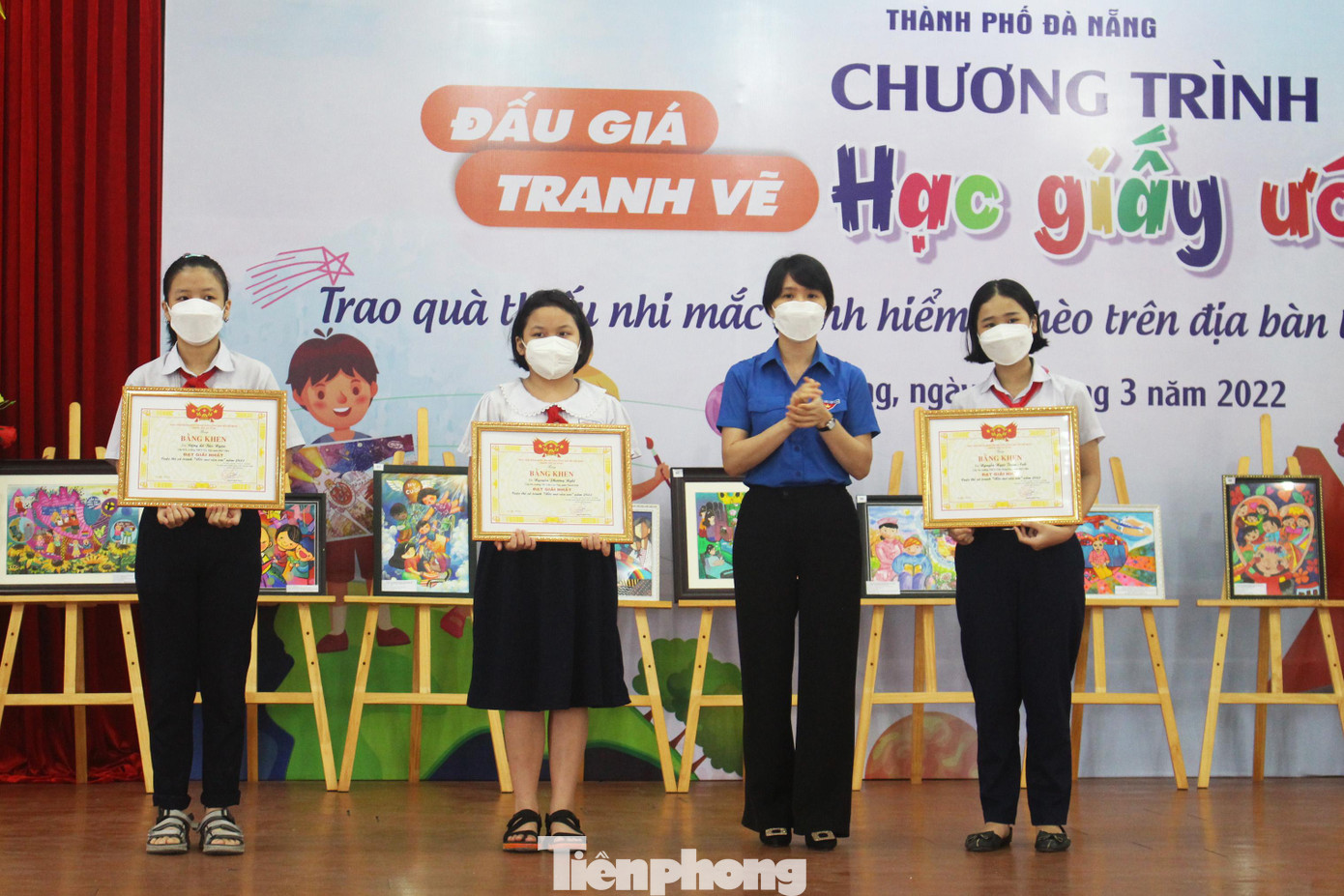 BTC cuộc thi trao giải nhất cuộc thi vẽ tranh Ước mơ của em cho các tác giả Đặng Lê Bảo Ngân, Nguyễn Phương Nghi, Nguyễn Ngọc Trâm Anh