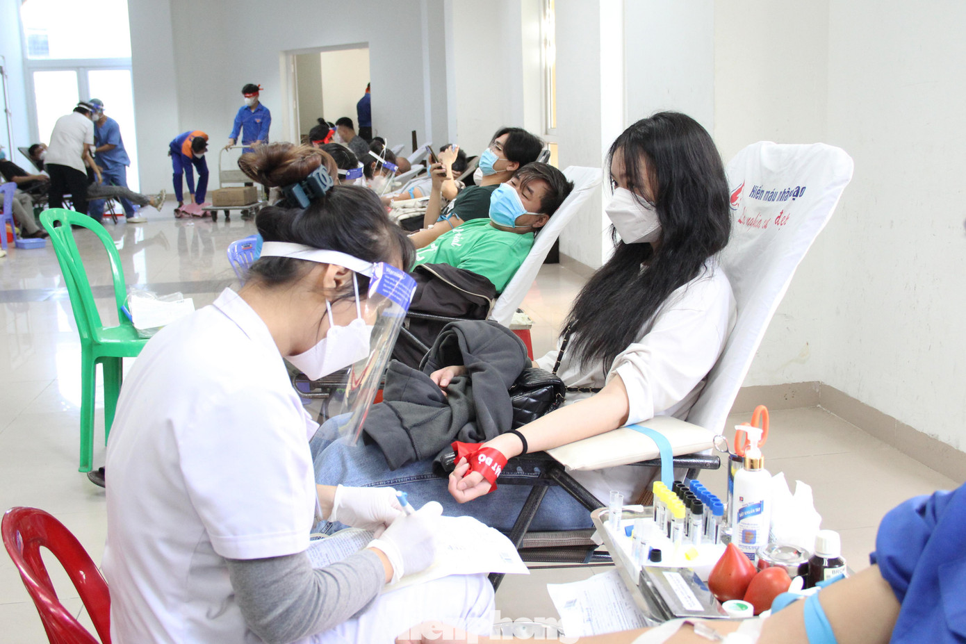 Từ 6h30 sáng, cả trăm bạn trẻ đã có mặt tại ngày hội để đăng ký tham gia hiến máu. Để đảm bảo an toàn phòng chống dịch, BTC bố trí các bàn đăng ký giãn cách và lực lượng tình nguyện viên liên tục túc trực để hướng dẫn quy trình hiến máu 5K.