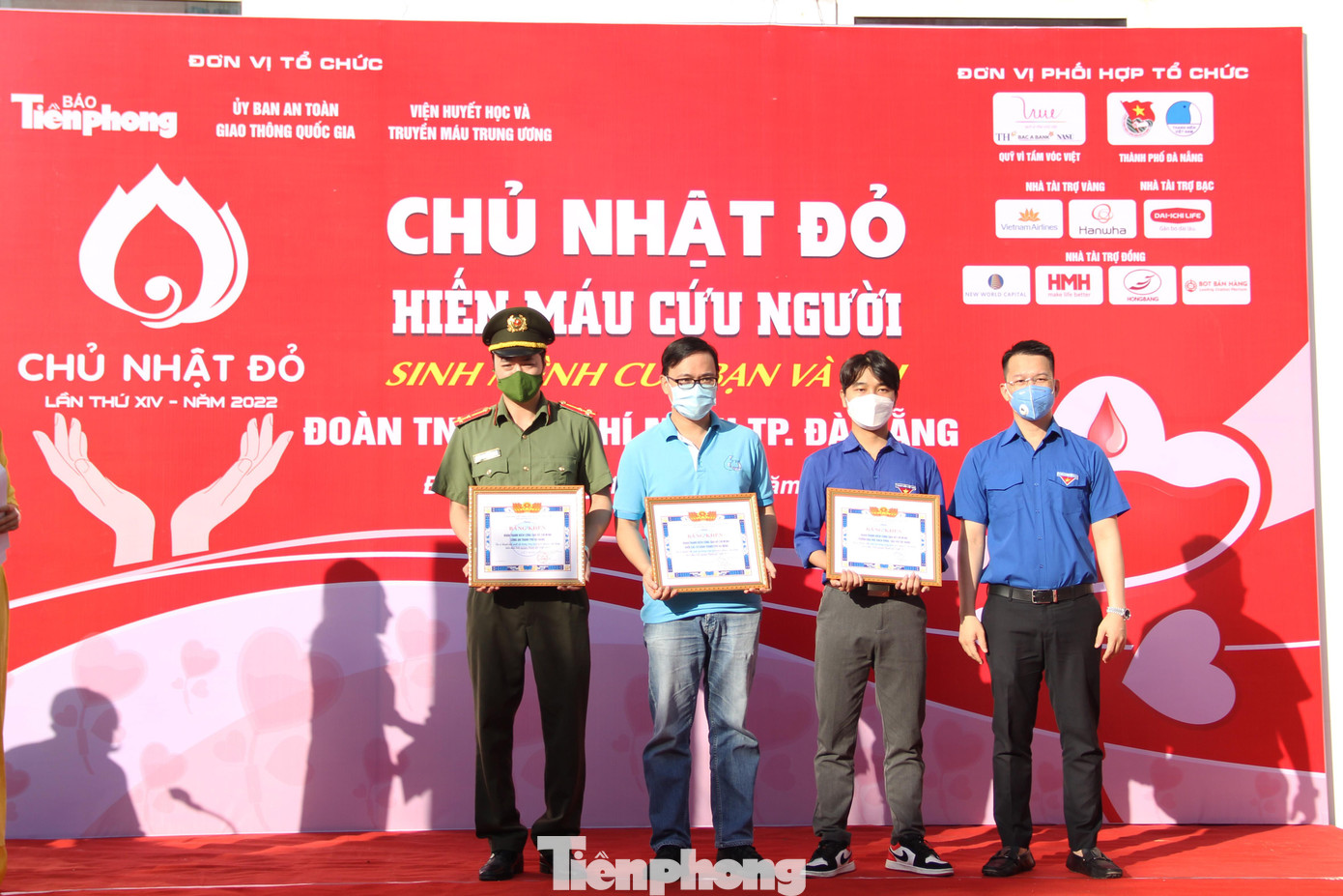 Cũng trong dịp này, Thành Đoàn Đà Nẵng tặng Bằng khen cho 3 tập thể hoàn thành xuất sắc, 11 tập thể hoàn thành tốt công tác tuyên truyền, vận động hiến máu tình nguyện năm 2021. Với tinh thần &quot;Một giọt máu cho đi - một cuộc đời ở lại&quot;, trong năm 2021, tuổi trẻ Đà Nẵng đã hiến được trên 10 nghìn đơn vị máu (chưa kể nguồn máu của khối quận, huyện), đáp ứng trên 90% nhu cầu máu cấp cứu và điều trị.