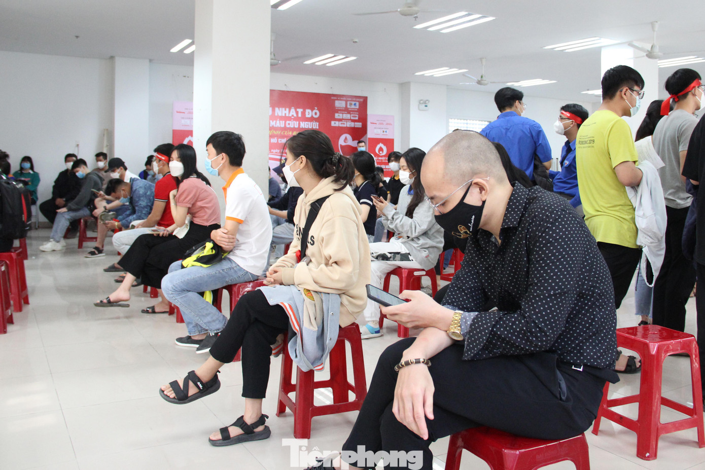 Để đảm bảo giãn cách, người hiến máu được phân chia thành các khung giờ, mỗi khung giờ cách nhau 30 phút với khoảng 100 tình nguyện viên đăng ký. Khu vực sảnh chờ để khám sàng lọc, xét nghiệm, hiến máu cũng được bố trí ghế giãn cách để đảm bảo 5K.