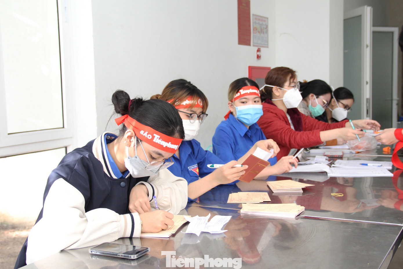 Để hướng dẫn người tham gia hiến máu đảm bảo quy trình, Thành Đoàn Đà Nẵng cũng bố trí khoảng 50 tình nguyện viên ở các khâu đăng kí, sàng lọc, khu hiến máu, khu tặng quà...