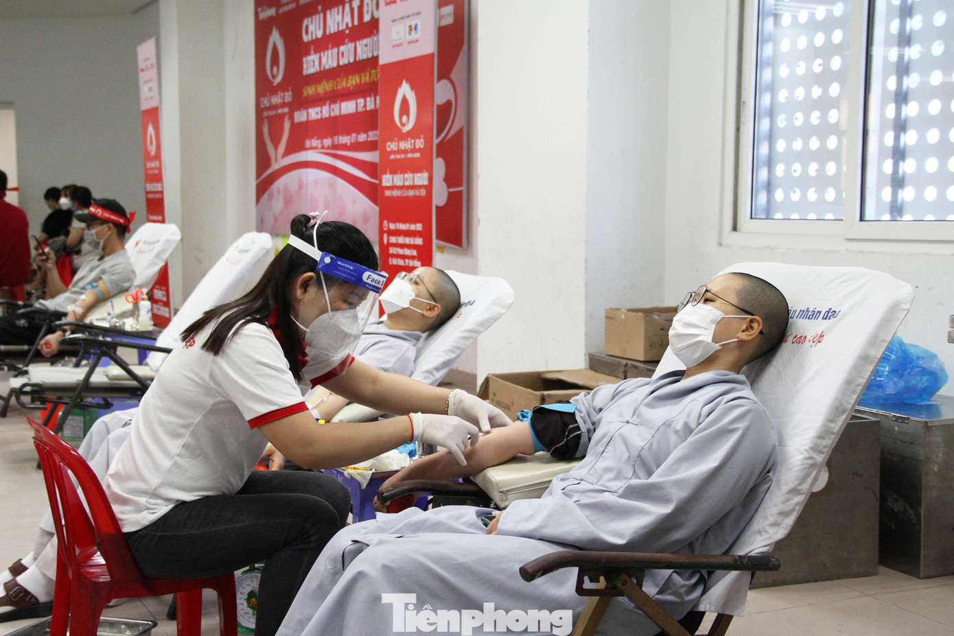 Ngoài các bạn trẻ, Chủ nhật Đỏ tại Đà Nẵng năm nay cũng thu hút đông đảo người dân, lực lượng công an, bộ đội, công nhân, thanh niên tôn giáo... Biết thông tin về ngày hội, hai sư cô Tuệ Huy và Tuệ Hòa (chùa Hương Sơn, quận Ngũ Hành Sơn) cũng có mặt từ sớm để đăng kí tham gia hiến máu. Đây là lần thứ 5 hai sư cô tham gia hiến máu. &quot;Hiến máu là một nghĩa cử cao đẹp, giúp đỡ cho nhiều người bệnh nên chúng tôi thường xuyên hiến máu khi có cơ hội&quot;, sư cô Tuệ Hòa nói.