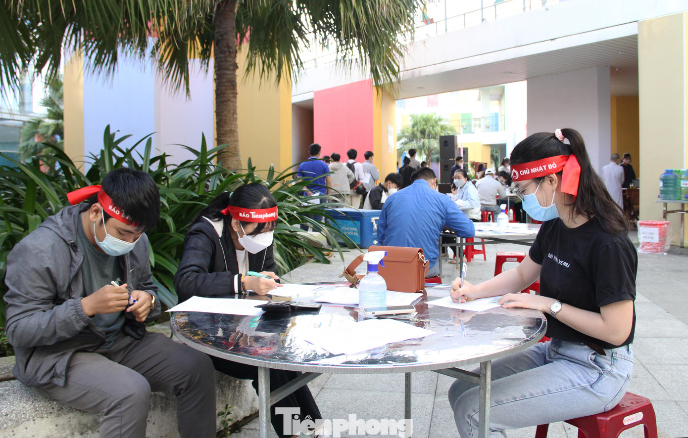 Có mặt từ 7h sáng, Lê Nguyễn Gia Thy (bên phải, SN 2002, sinh viên ĐH Duy Tân) rủ thêm 2 người bạn của mình tham gia hiến máu tại ngày hội Chủ nhật Đỏ. &quot;Thấy thông tin về ngày hội được chia sẻ trên facebook nên em rủ bạn cùng tham gia. Đây là lần đầu tiên em đăng ký tham gia hiến máu nên cũng khá run, hy vọng có thể góp một phần nhỏ để hỗ trợ công tác cấp cứu và điều trị dịp Tết&quot;, Thy nói.