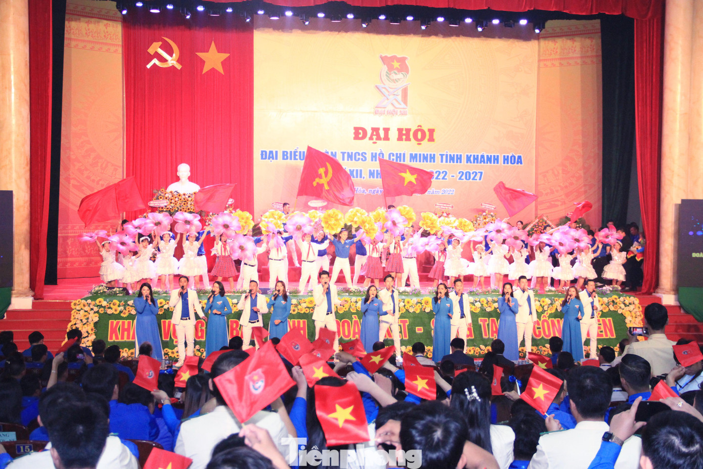 Trong nhiệm kỳ 2017 - 2025, Tỉnh Đoàn Khánh Hòa đã phát triển sâu rộng công tác Đoàn và phong trào thanh niên, hoàn thành vượt bậc nhiều chỉ tiêu tại Nghị quyết Đại hội Đoàn tỉnh Khánh Hòa khóa XI. Toàn tỉnh đã xây dựng được 198 mô hình giải pháp tư vấn giúp đỡ/136 xã phường. Đoàn viên thanh niên đề xuất hơn 32.113 ý tưởng, sáng kiến; trồng mới 132.229 cây xanh (đạt 661,1% chỉ tiêu); thực hiện 51 công trình thanh niên cấp tỉnh (đạt 102% chỉ tiêu), 355 công trình thanh niên cấp huyện. Trong nhiệm kỳ 2017 - 2025, Tỉnh Đoàn Khánh Hòa đã phát triển sâu rộng công tác Đoàn và phong trào thanh niên, hoàn thành vượt bậc nhiều chỉ tiêu tại Nghị quyết Đại hội Đoàn tỉnh Khánh Hòa khóa XI. Toàn tỉnh đã xây dựng được 198 mô hình giải pháp tư vấn giúp đỡ/136 xã phường. Đoàn viên thanh niên đề xuất hơn 32.113 ý tưởng, sáng kiến; trồng mới 132.229 cây xanh (đạt 661,1% chỉ tiêu); thực hiện 51 công trình thanh niên cấp tỉnh (đạt 102% chỉ tiêu), 355 công trình thanh niên cấp huyện.