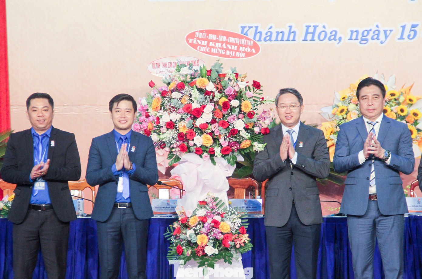 Bí thư Tỉnh ủy Khánh Hòa tặng hoa Đoàn Chủ tịch Đại hội