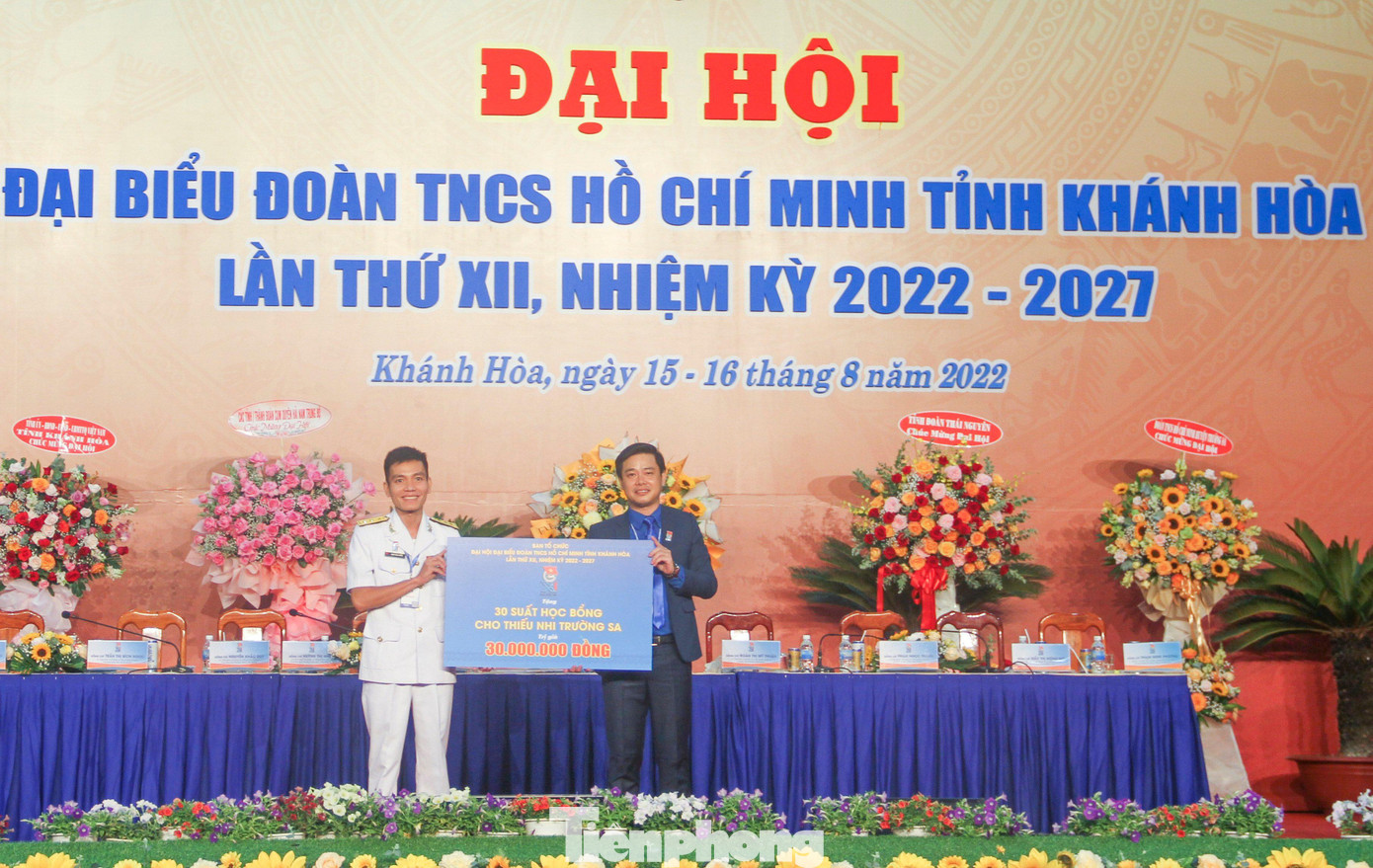 Trao 30 suất học bổng tặng thiếu nhi huyện đảo Trường Sa
