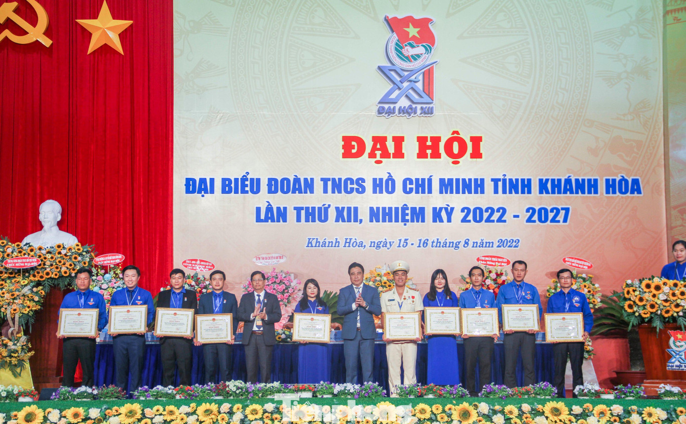 UBND tỉnh Khánh Hòa tặng Bằng khen 15 cá nhân và 10 tập thể có thành tích xuất sắc trong công tác Đoàn và phong trào thanh, thiếu nhi, góp phần vào sự nghiệp phát triển kinh tế - xã hội của tỉnh.