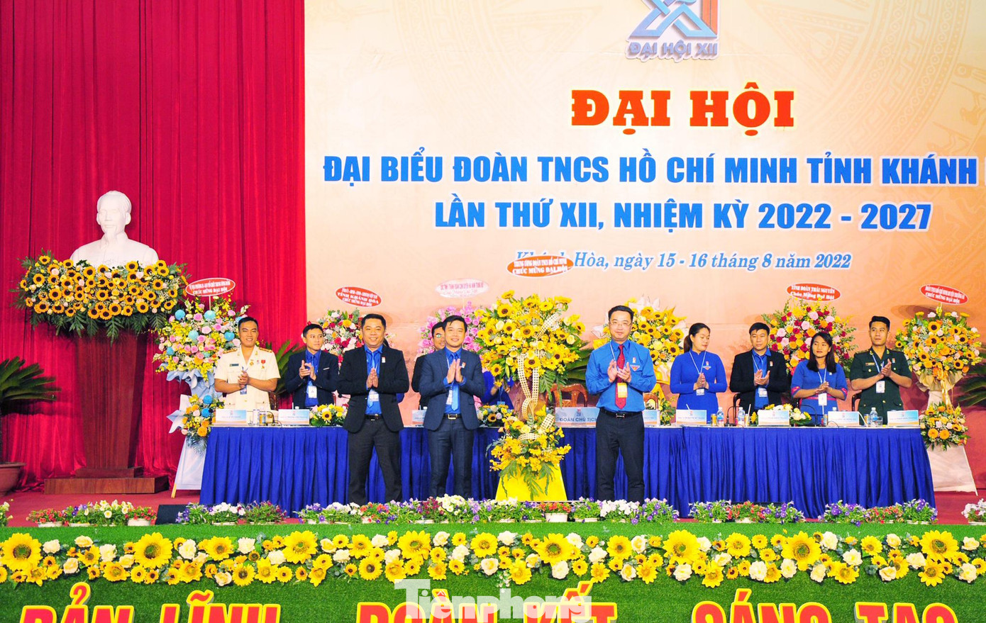 Bí thư Trung ương Đoàn Nguyễn Tường Lâm tặng hoa chúc mừng Đại hội Đoàn tỉnh Khánh Hòa lần thứ XII Bí thư Trung ương Đoàn Nguyễn Tường Lâm tặng hoa chúc mừng Đại hội Đoàn tỉnh Khánh Hòa lần thứ XII