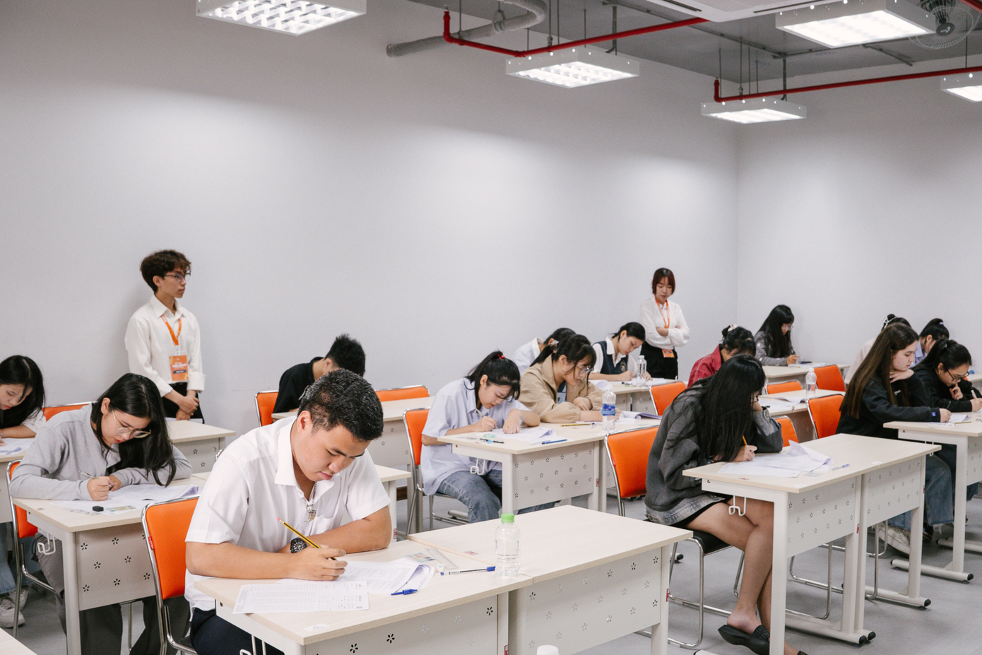 Các thí sinh tập trung tối đa trong vòng 4 giờ đồng hồ tham gia kỳ thi